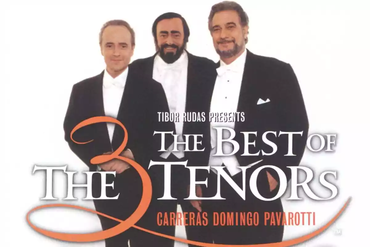 Tres hombres vestidos de esmoquin posan juntos en una imagen promocional que dice Tres hombres vestidos de esmoquin posan juntos en una imagen promocional que dice
