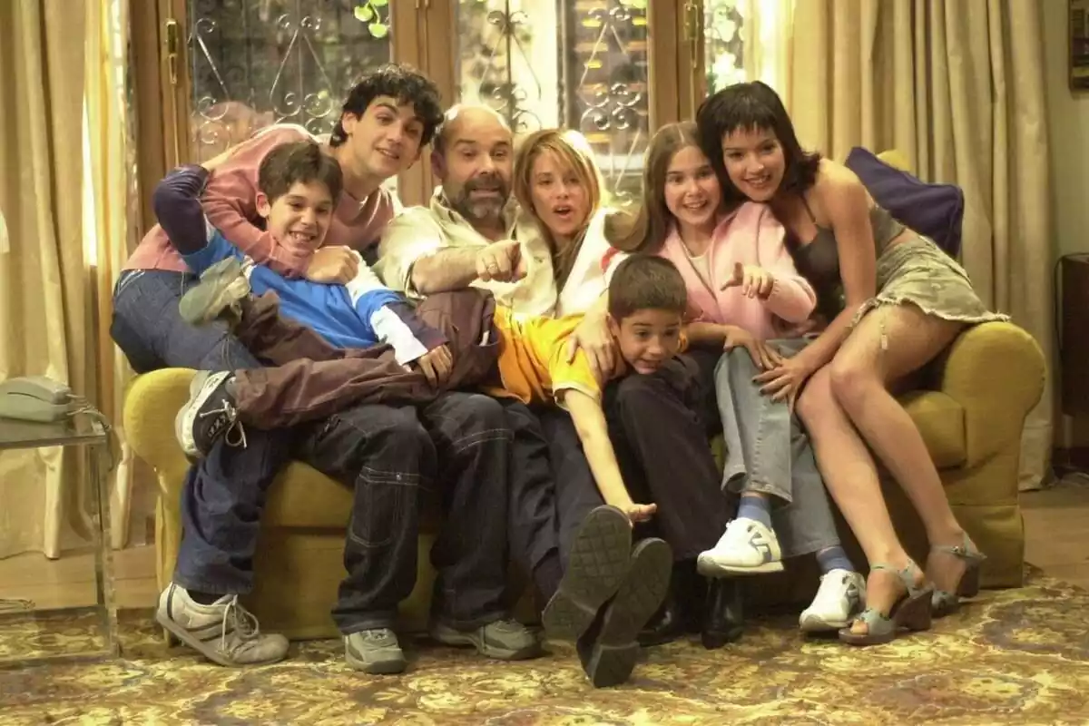 Captura de 'Los Serrano' con los personajes en el sofá intentando hacer una foto