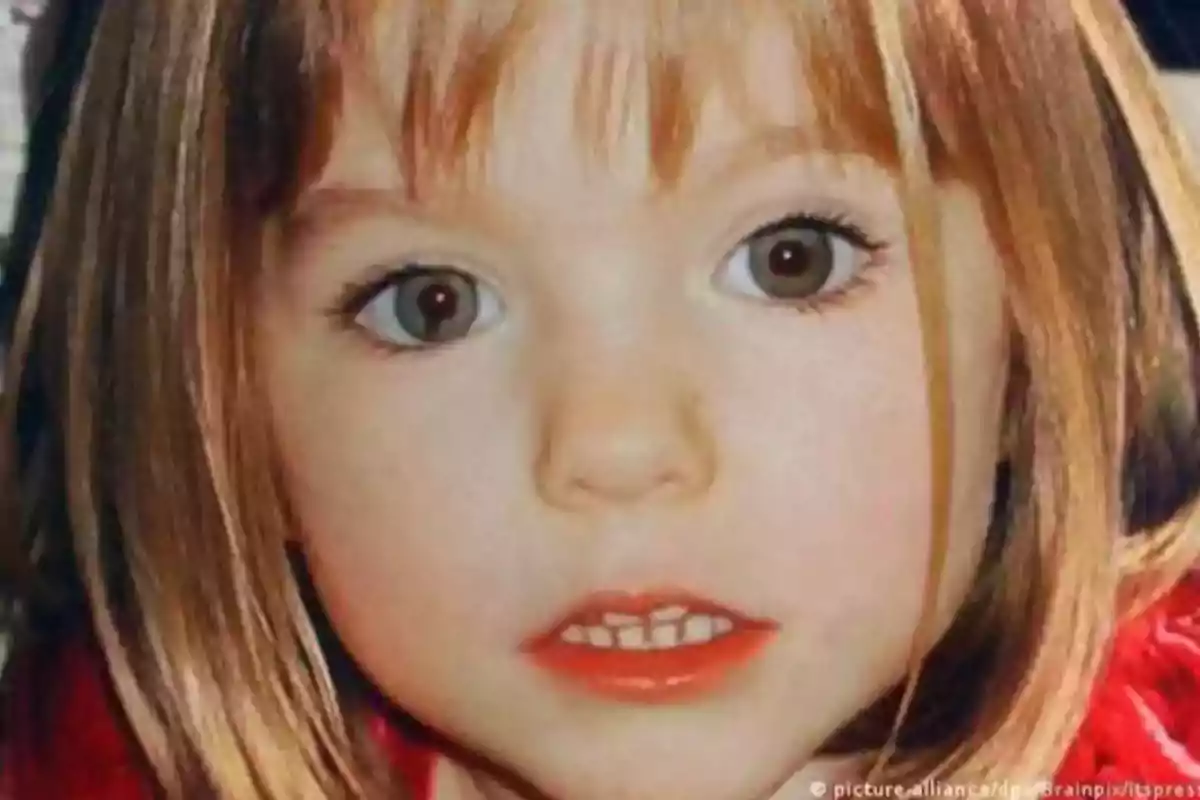 Una niña pequeña con cabello castaño claro y ojos grandes mirando hacia la cámara.