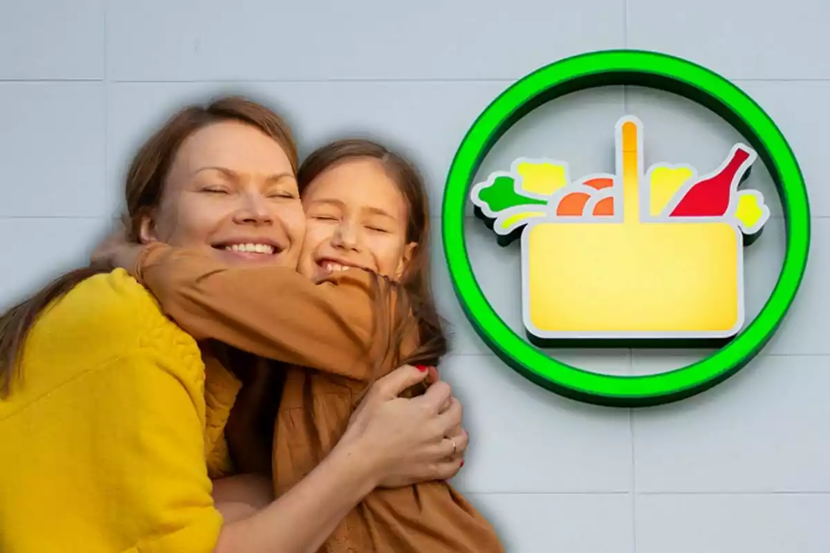 Una mujer y una niña sonríen mientras se abrazan frente a un logotipo de supermercado con un diseño de cesta de compras.
