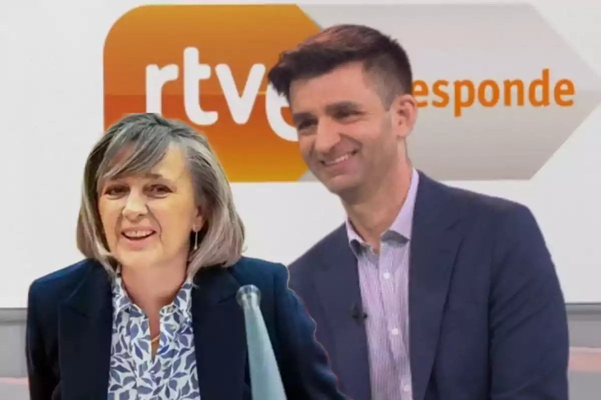 Dos personas sonrientes en un estudio de televisión con un logotipo de RTVE en el fondo.