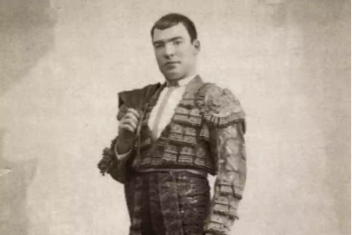 Un torero posando con su traje de luces en una fotografía antigua.