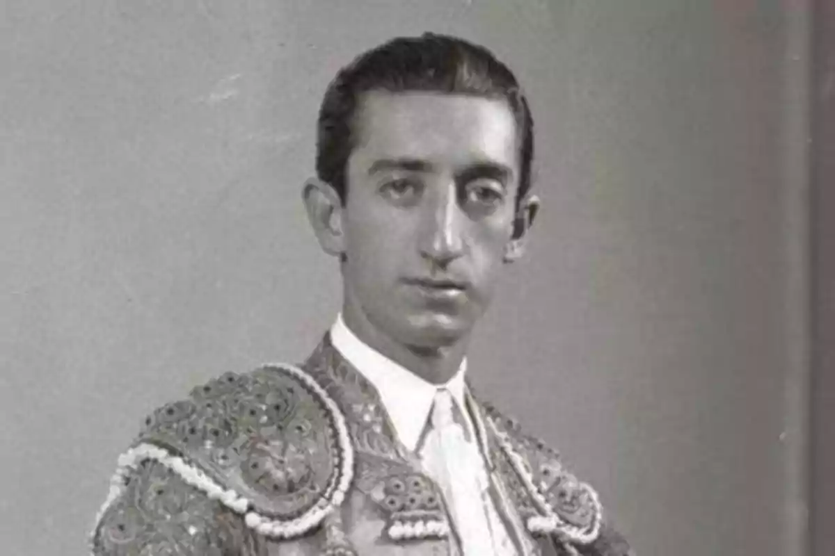 Un torero joven con traje de luces en una fotografía en blanco y negro.