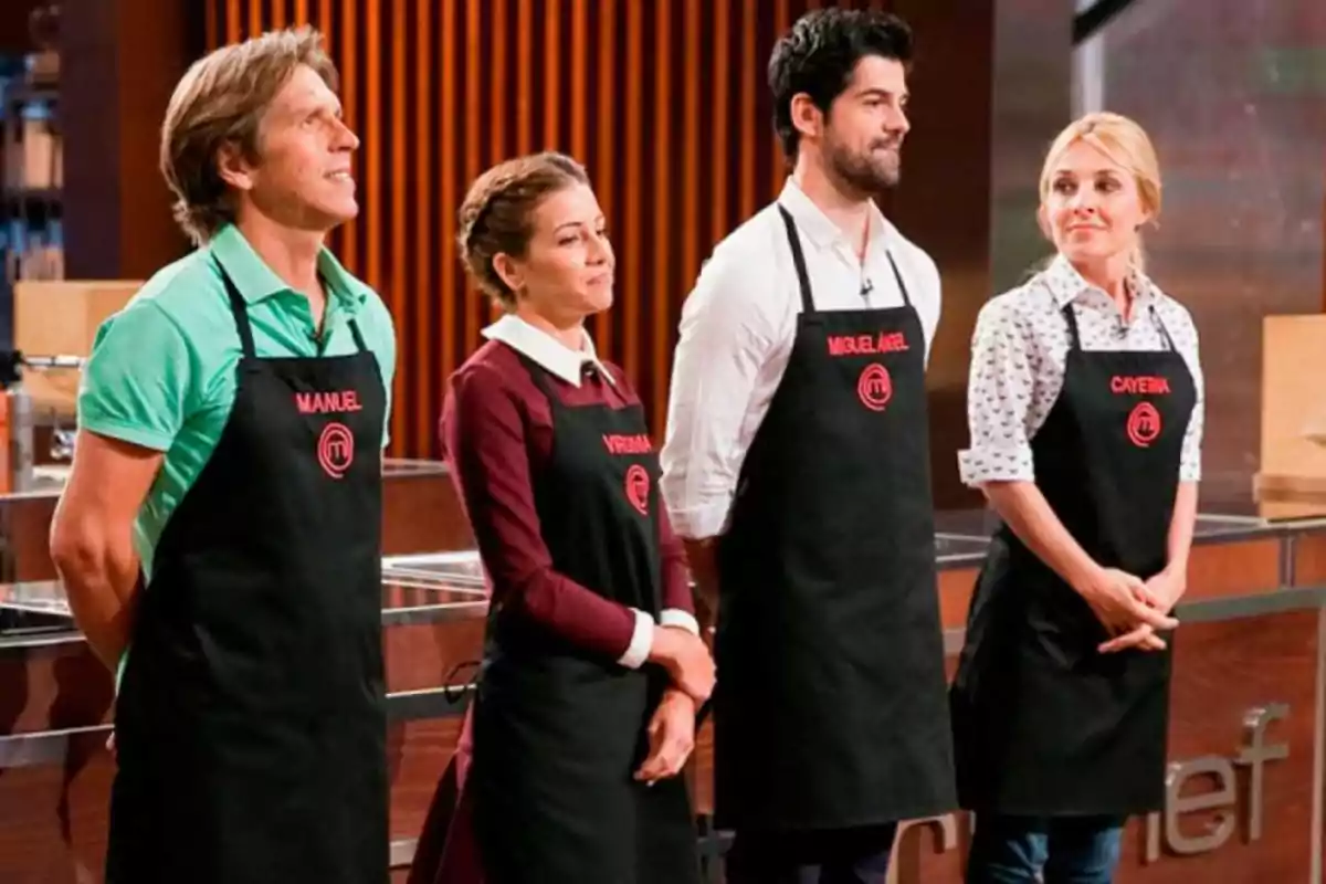 Cuatro personas con delantales negros de MasterChef, de izquierda a derecha: un hombre con camisa verde, una mujer con camisa blanca y suéter burdeos, un hombre con camisa blanca y una mujer con camisa blanca con estampado.