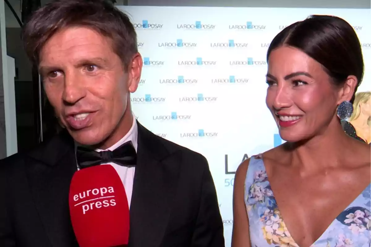 Manuel Díaz y Virginia Troconis bien vestidas posan frente a un fondo con logotipos de La Roche-Posay mientras una de ellas sostiene un micrófono de Europa Press. Manuel Díaz y Virginia Troconis bien vestidas posan frente a un fondo con logotipos de La Roche-Posay mientras una de ellas sostiene un micrófono de Europa Press.