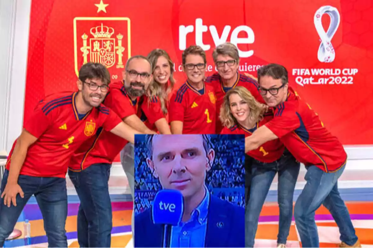 Un grupo de personas con camisetas de la selección española de fútbol posando frente a un fondo rojo con el logo de RTVE y el emblema de la Copa Mundial de la FIFA Qatar 2022, con una imagen insertada de un hombre sosteniendo un micrófono de TVE. Un grupo de personas con camisetas de la selección española de fútbol posando frente a un fondo rojo con el logo de RTVE y el emblema de la Copa Mundial de la FIFA Qatar 2022, con una imagen insertada de un hombre sosteniendo un micrófono de TVE.