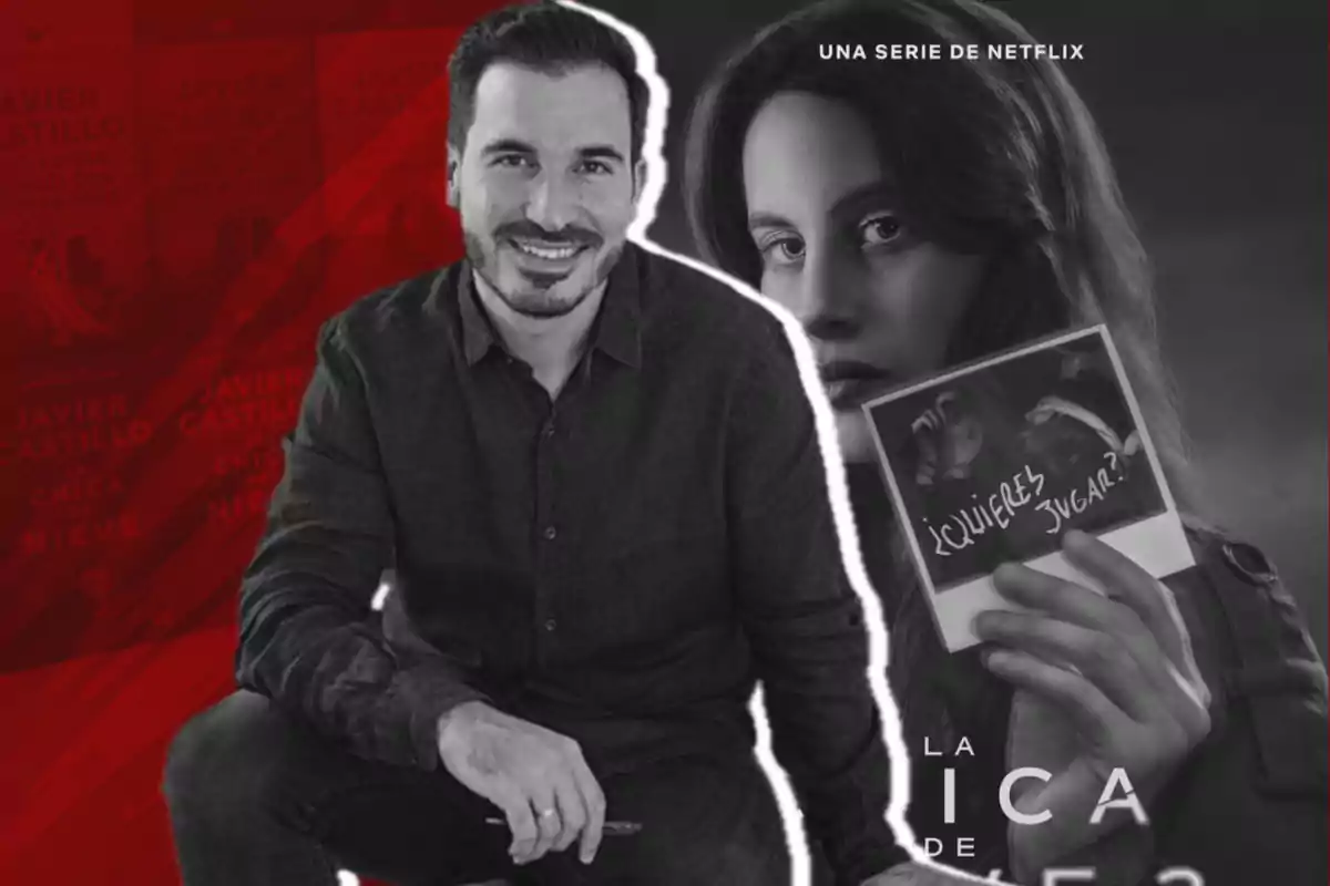 Un hombre sonriente sentado junto a una imagen promocional de una serie de Netflix con una mujer sosteniendo una foto que dice "¿Quieres jugar?" y libros de fondo.