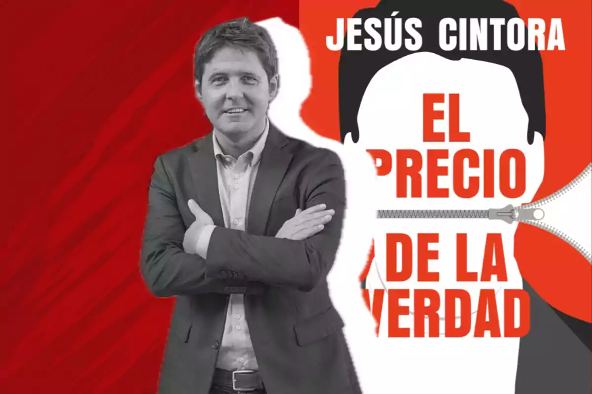 Un hombre de pie con los brazos cruzados frente a un fondo rojo que muestra un cartel con el texto "El precio de la verdad".