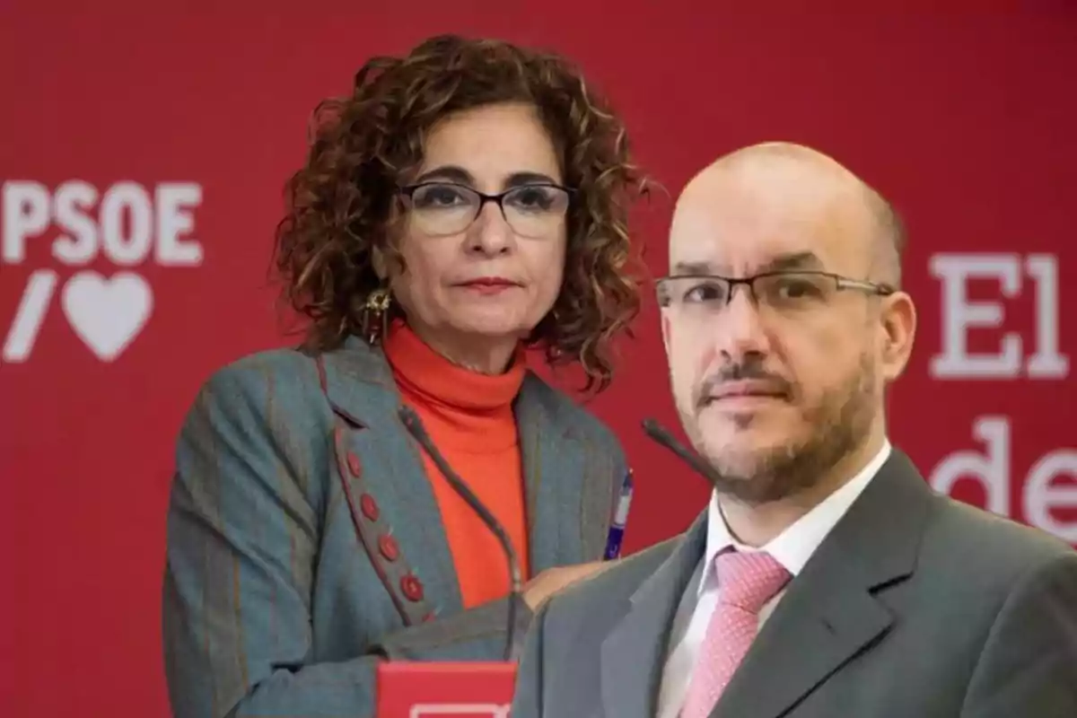 Dos personas en un evento con fondo rojo y logotipo del PSOE.