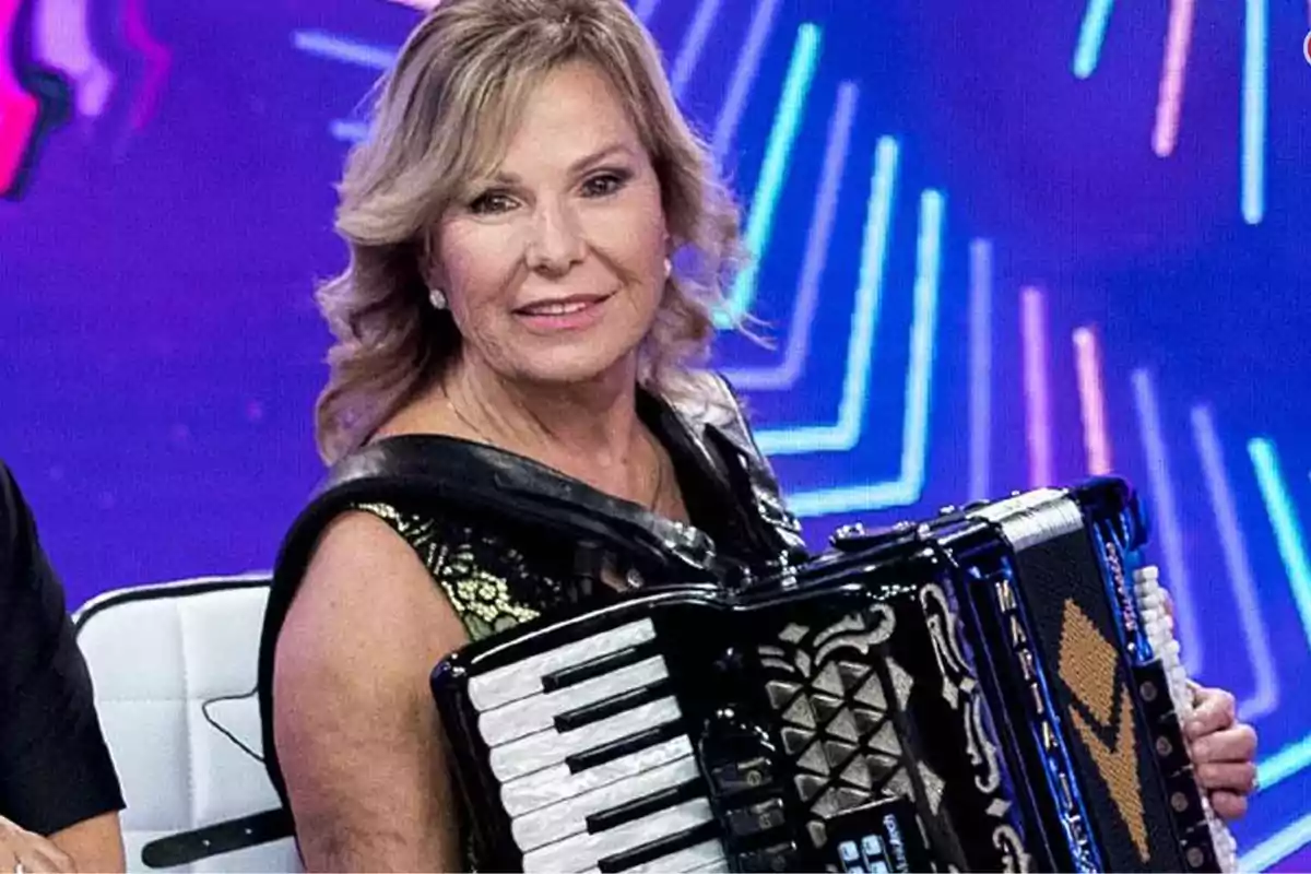 Una mujer tocando un acordeón en un escenario con luces de colores en el fondo.