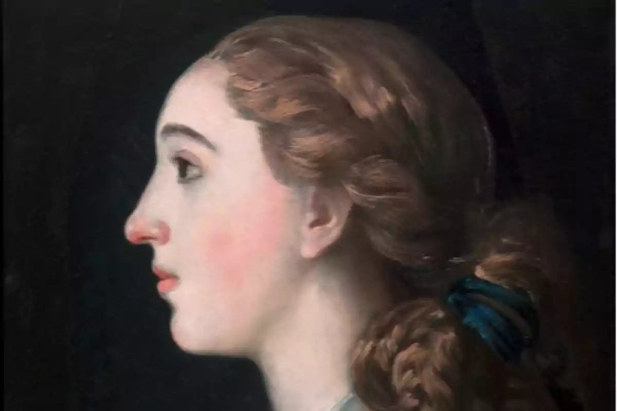 Retrato de perfil de una mujer con cabello recogido y lazo azul sobre fondo oscuro. Retrato de perfil de una mujer con cabello recogido y lazo azul sobre fondo oscuro.