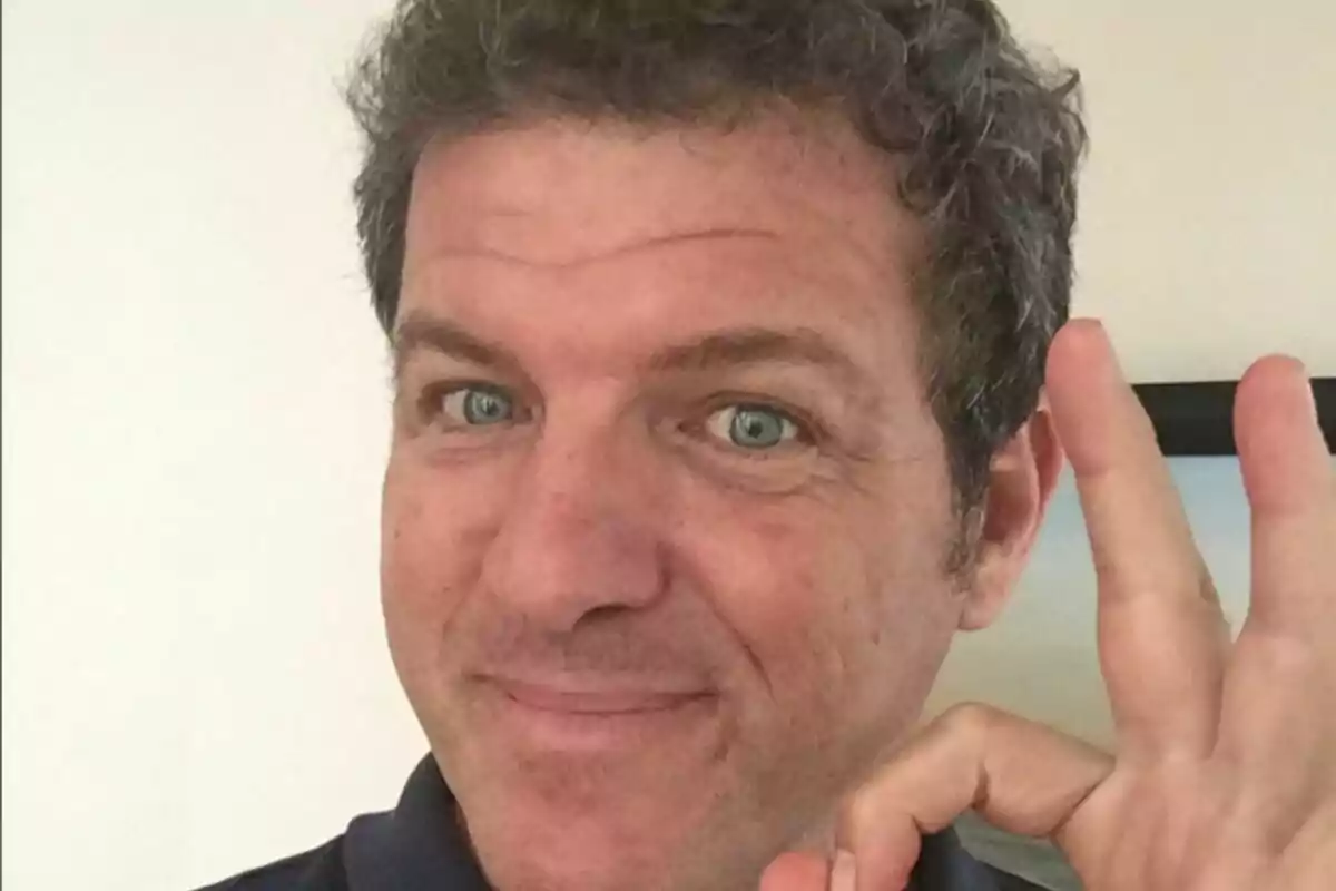 Un hombre sonriente haciendo el gesto de Un hombre sonriente haciendo el gesto de