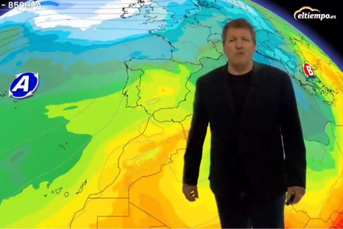 Un presentador del clima está de pie frente a un mapa meteorológico que muestra diferentes zonas de presión y temperaturas en Europa y el norte de África. Un presentador del clima está de pie frente a un mapa meteorológico que muestra diferentes zonas de presión y temperaturas en Europa y el norte de África.