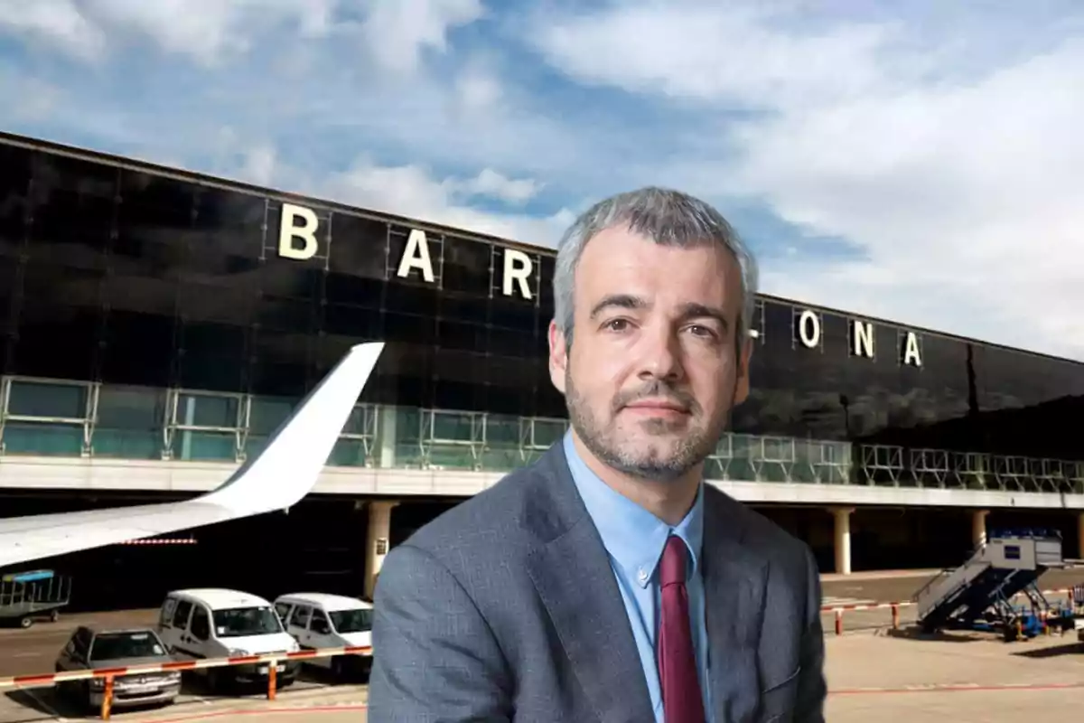 Hombre de traje con fondo del aeropuerto de Barcelona
