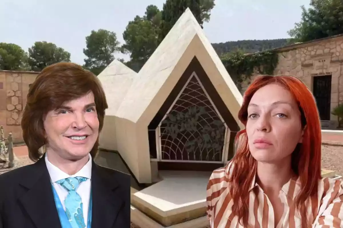 Dos personas posan frente a una estructura de piedra con diseño geométrico en un entorno al aire libre rodeado de árboles y muros de piedra.