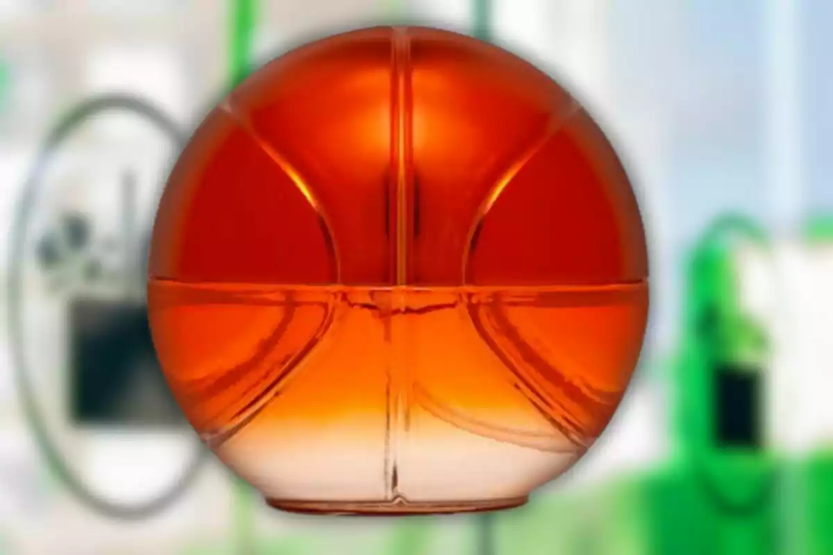 Envase redondo de color naranja con diseño que simula un balón de baloncesto sobre un fondo desenfocado. Envase redondo de color naranja con diseño que simula un balón de baloncesto sobre un fondo desenfocado.