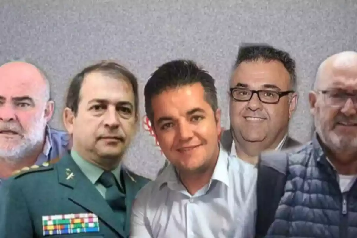 Cinco hombres posan juntos frente a un fondo gris, uno de ellos lleva uniforme militar. Cinco hombres posan juntos frente a un fondo gris, uno de ellos lleva uniforme militar.