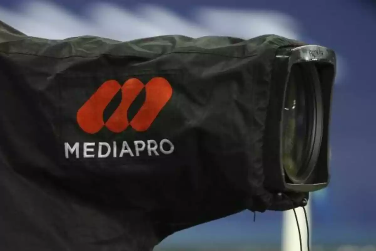 Cámara profesional cubierta con una funda negra que tiene el logo y el nombre de Mediapro