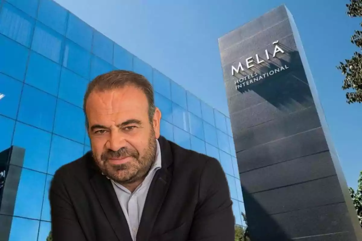 Hombre con barba y traje oscuro frente a un edificio de cristal con el logo de Meliá Hotels International.