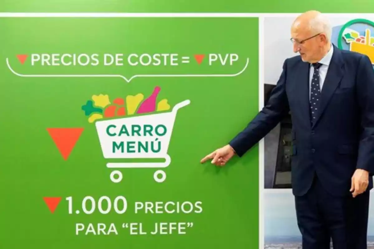 Un hombre de traje señala un cartel verde que dice 