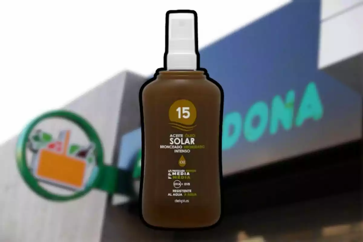 Botella de aceite solar bronceador con factor de protección 15 frente a una tienda Mercadona desenfocada Botella de aceite solar bronceador con factor de protección 15 frente a una tienda Mercadona desenfocada