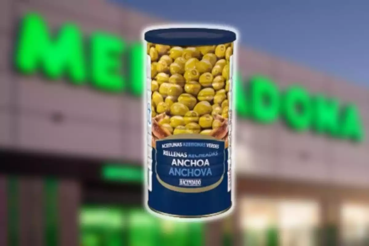 Lata de aceitunas rellenas de anchoa frente a un supermercado. Lata de aceitunas rellenas de anchoa frente a un supermercado.