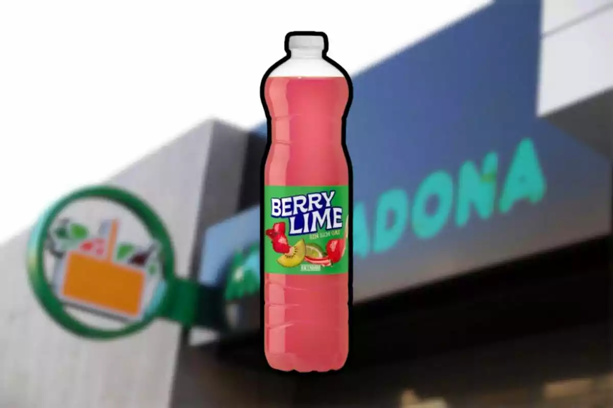 Botella de bebida sabor Berry Lime con fondo de supermercado. Botella de bebida sabor Berry Lime con fondo de supermercado.