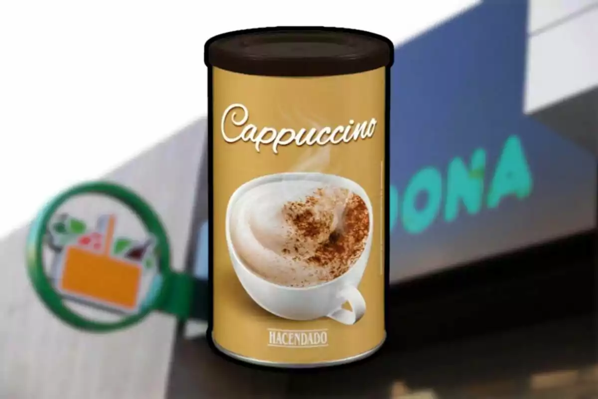Lata de cappuccino de la marca Hacendado frente a un supermercado. Lata de cappuccino de la marca Hacendado frente a un supermercado.