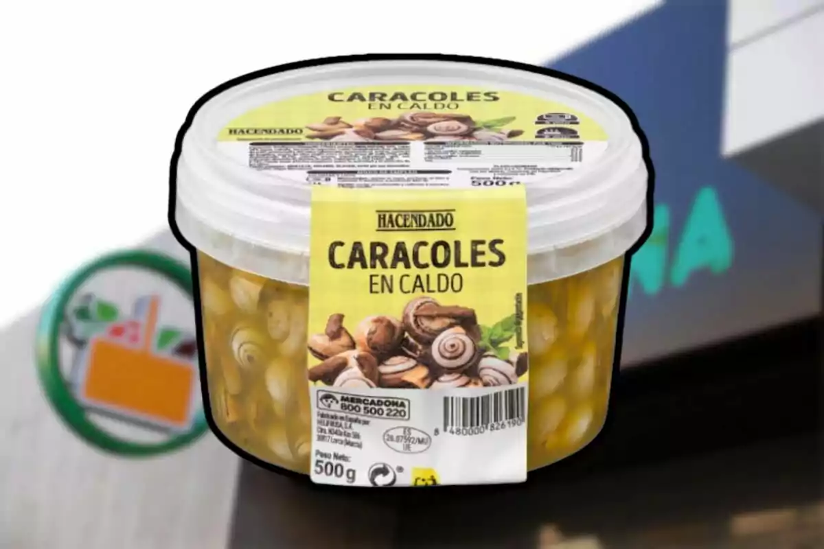 Envase de caracoles en caldo de la marca Hacendado frente a un supermercado Mercadona Envase de caracoles en caldo de la marca Hacendado frente a un supermercado Mercadona
