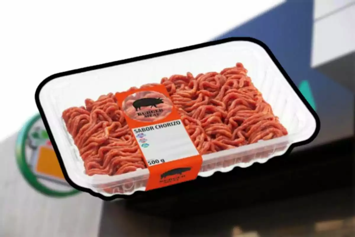 Bandeja de carne molida sabor chorizo en empaque transparente sobre un fondo desenfocado Bandeja de carne molida sabor chorizo en empaque transparente sobre un fondo desenfocado