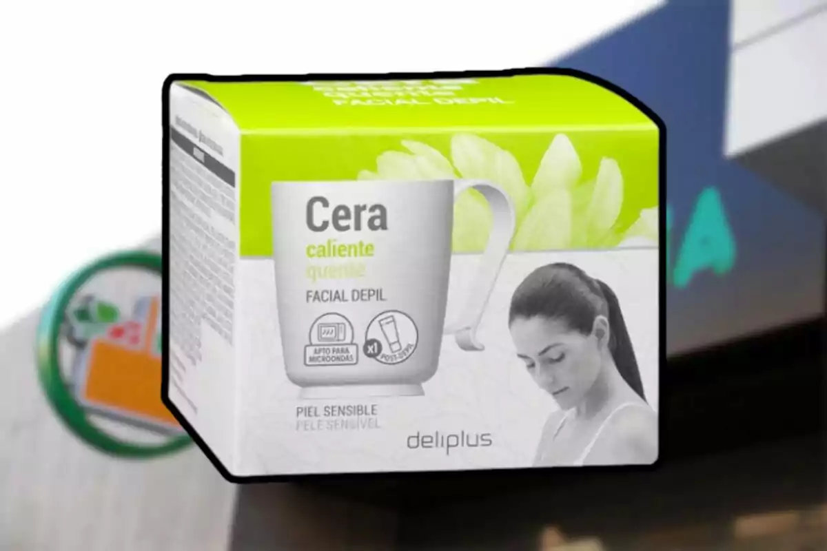 Caja de cera facial depilatoria caliente para piel sensible de la marca Deliplus con fondo desenfocado de supermercado Caja de cera facial depilatoria caliente para piel sensible de la marca Deliplus con fondo desenfocado de supermercado