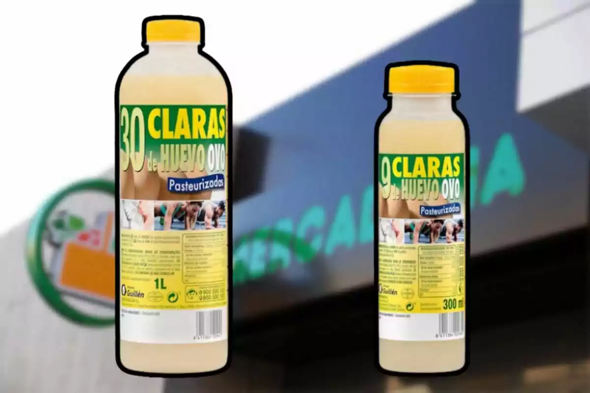 Botellas de claras de huevo pasteurizadas de 1 litro y 300 ml con fondo de supermercado. Botellas de claras de huevo pasteurizadas de 1 litro y 300 ml con fondo de supermercado.