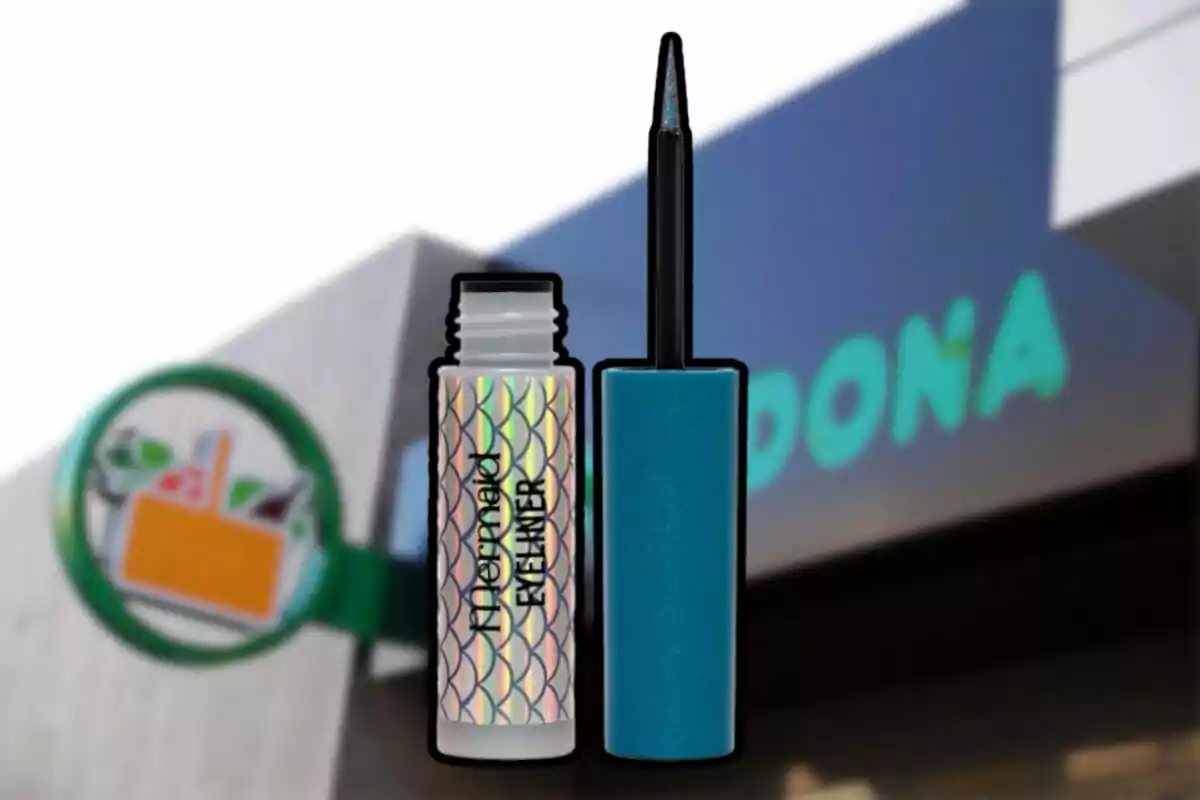 Un delineador de ojos con diseño de sirena frente a un edificio con un cartel verde y azul. Un delineador de ojos con diseño de sirena frente a un edificio con un cartel verde y azul.