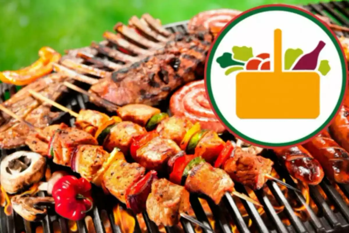 Parrillada con brochetas de carne y verduras junto a un logotipo de alimentos. Parrillada con brochetas de carne y verduras junto a un logotipo de alimentos.