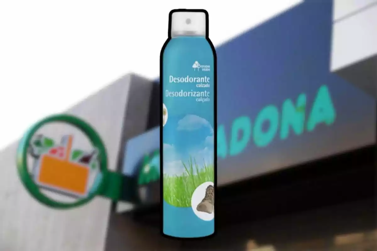Envase de desodorante para calzado frente a un cartel de supermercado. Envase de desodorante para calzado frente a un cartel de supermercado.