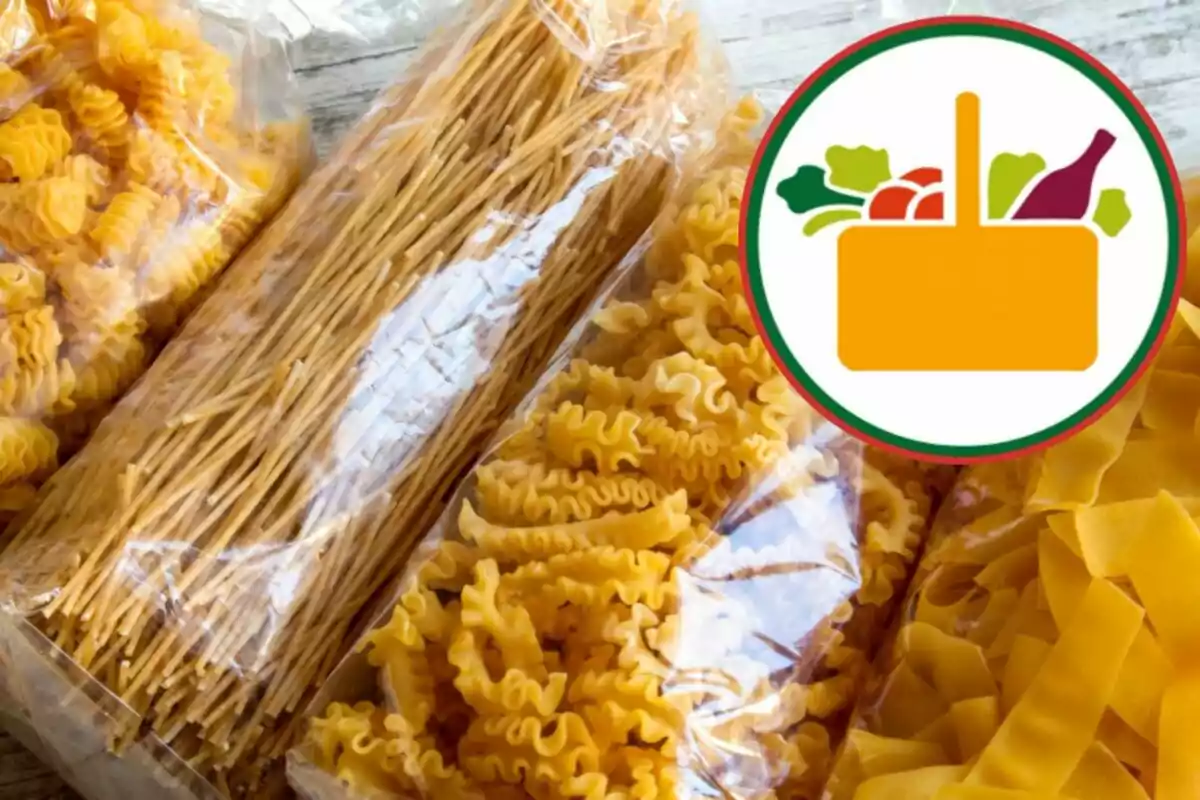 Diferentes tipos de pasta seca en bolsas de plástico junto a un icono de canasta de supermercado con alimentos Diferentes tipos de pasta seca en bolsas de plástico junto a un icono de canasta de supermercado con alimentos