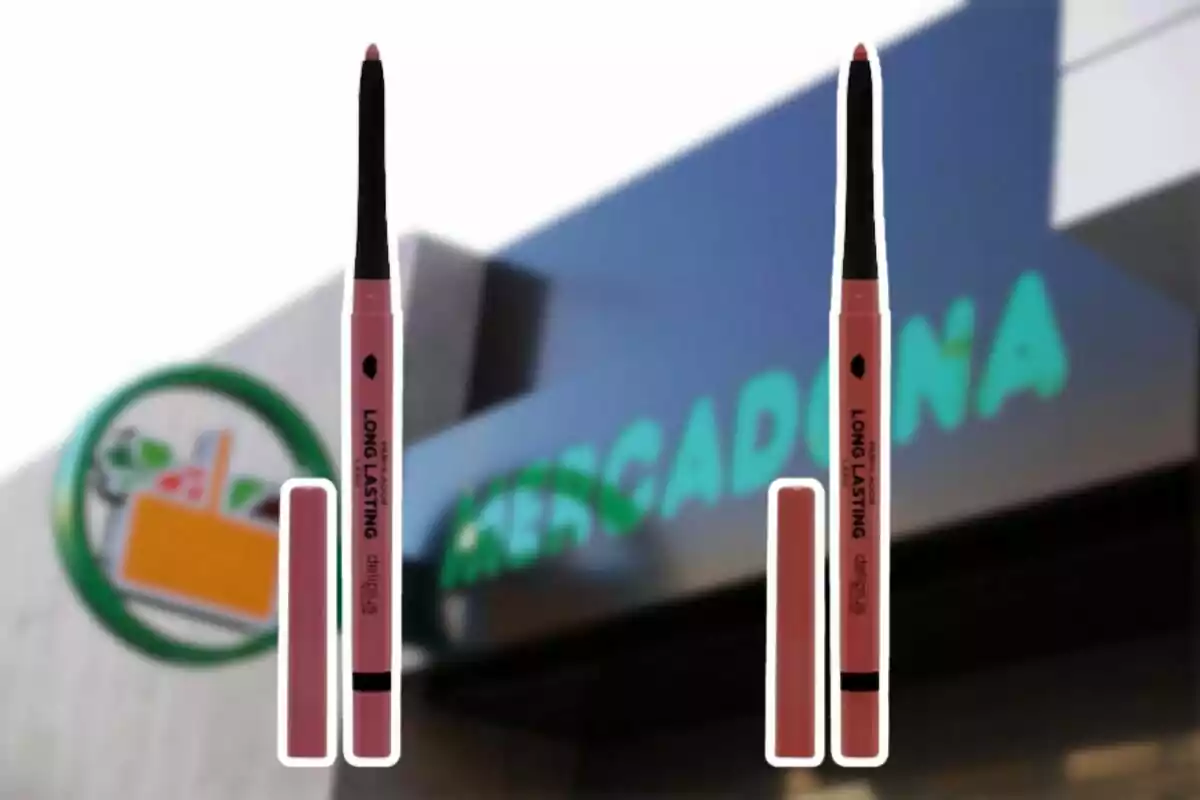 Dos lápices labiales de larga duración frente a un cartel de supermercado. Dos lápices labiales de larga duración frente a un cartel de supermercado.