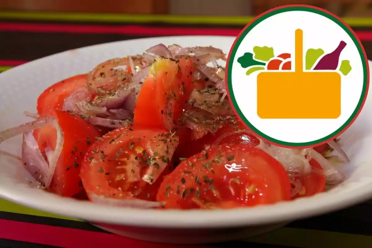 Un plato de ensalada de tomate y cebolla con hierbas, acompañado de un icono de cesta de compras con alimentos. Un plato de ensalada de tomate y cebolla con hierbas, acompañado de un icono de cesta de compras con alimentos.