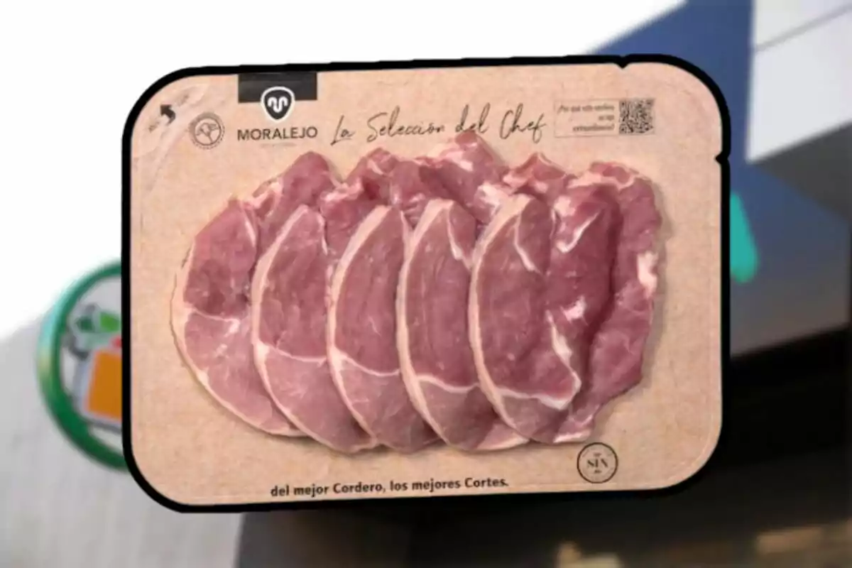 Bandeja de chuletas de cordero en empaque de cartón con la marca Moralejo y el texto La Selección del Chef Bandeja de chuletas de cordero en empaque de cartón con la marca Moralejo y el texto La Selección del Chef