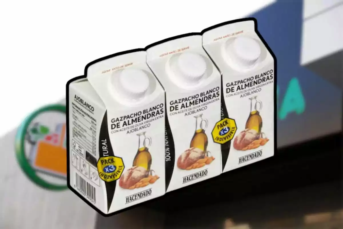 Tres envases de Gazpacho Blanco de Almendras de la marca Hacendado con aceite de oliva virgen extra en un pack indivisible. Tres envases de Gazpacho Blanco de Almendras de la marca Hacendado con aceite de oliva virgen extra en un pack indivisible.