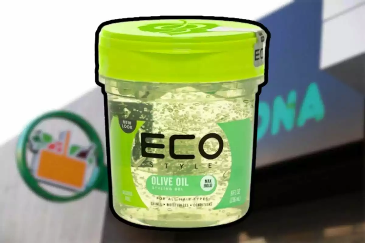 Envase de gel para peinar Eco Style de aceite de oliva con tapa verde frente a una tienda Envase de gel para peinar Eco Style de aceite de oliva con tapa verde frente a una tienda