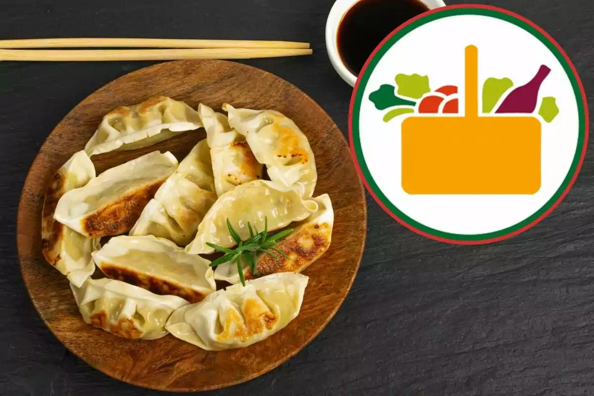 Un plato de gyozas doradas sobre una tabla de madera con un par de palillos y un recipiente de salsa de soya al fondo, junto a un gráfico de un canasto con vegetales. Un plato de gyozas doradas sobre una tabla de madera con un par de palillos y un recipiente de salsa de soya al fondo, junto a un gráfico de un canasto con vegetales.
