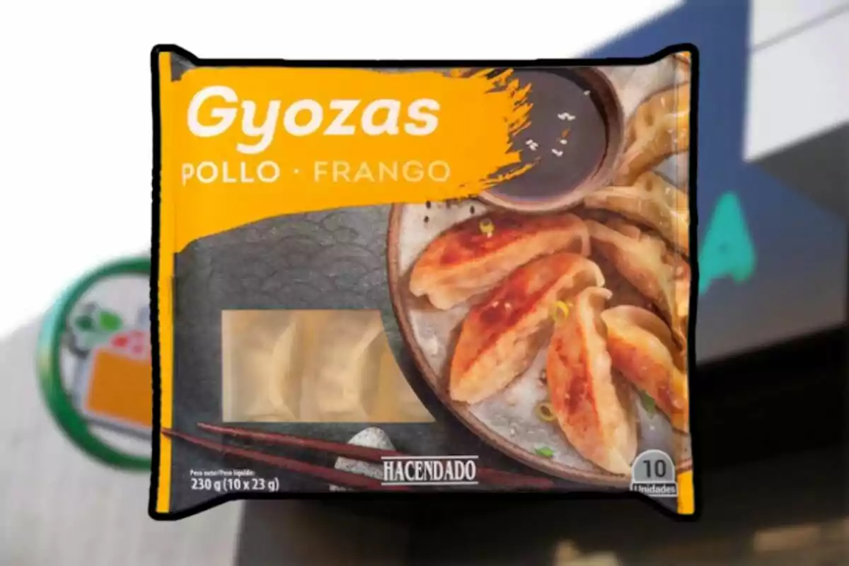 Paquete de gyozas de pollo de la marca Hacendado con imagen de gyozas cocidas y salsa. Paquete de gyozas de pollo de la marca Hacendado con imagen de gyozas cocidas y salsa.