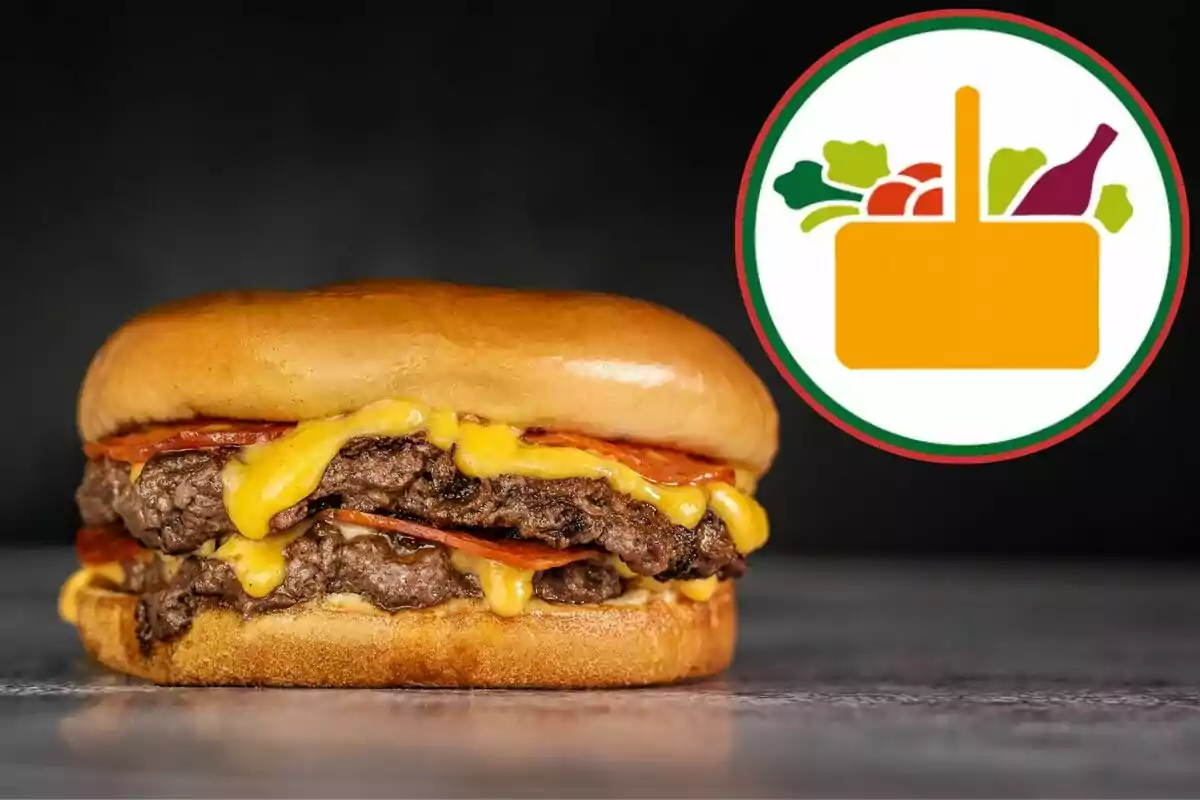 Una hamburguesa con queso derretido y un logotipo de alimentos al lado.