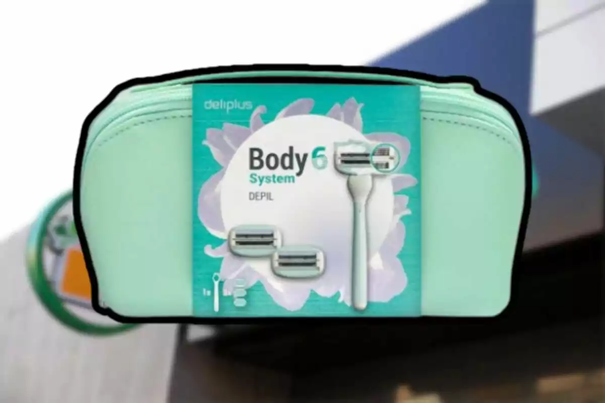 Un estuche verde con un set de depilación de la marca Deliplus que incluye una maquinilla y recambios. Un estuche verde con un set de depilación de la marca Deliplus que incluye una maquinilla y recambios.