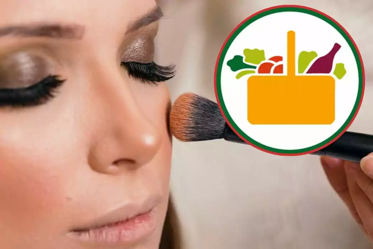 Una persona con los ojos cerrados está siendo maquillada con una brocha, y en la imagen también aparece un ícono de una cesta de compras con alimentos. Una persona con los ojos cerrados está siendo maquillada con una brocha, y en la imagen también aparece un ícono de una cesta de compras con alimentos.
