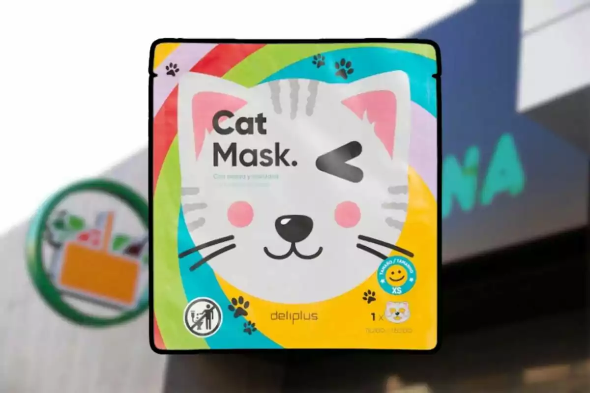 Un paquete de mascarilla facial con diseño de gato y colores brillantes, con texto que indica ingredientes de cereza y manzana, y un tamaño XS. Un paquete de mascarilla facial con diseño de gato y colores brillantes, con texto que indica ingredientes de cereza y manzana, y un tamaño XS.