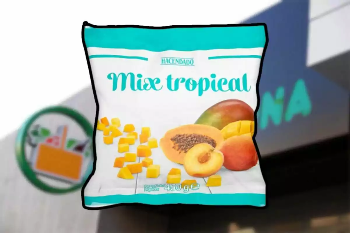 Bolsa de Mix Tropical de la marca Hacendado con imágenes de frutas tropicales en el empaque. Bolsa de Mix Tropical de la marca Hacendado con imágenes de frutas tropicales en el empaque.