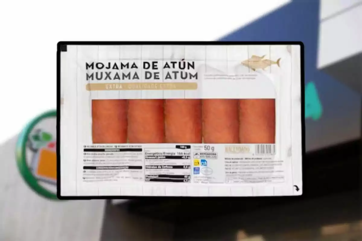 Paquete de mojama de atún de la marca Hacendado con información nutricional y logotipos en el empaque. Paquete de mojama de atún de la marca Hacendado con información nutricional y logotipos en el empaque.