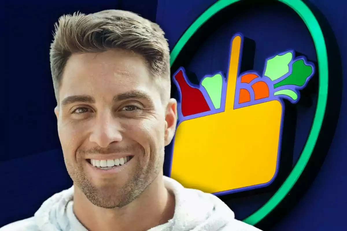Hombre joven sonriente frente a un logotipo colorido de supermercado con fondo azul oscuro